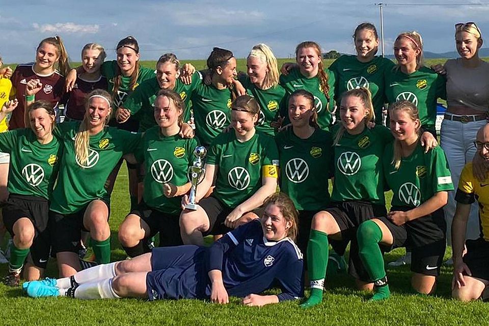 Der Pokal ist schon zur Hand: Spielerinnen, Betreuer und Fans des SC Huglfing nach dem 4:0 in Sachsenkam, mit dem der Titel gesichert wurde.