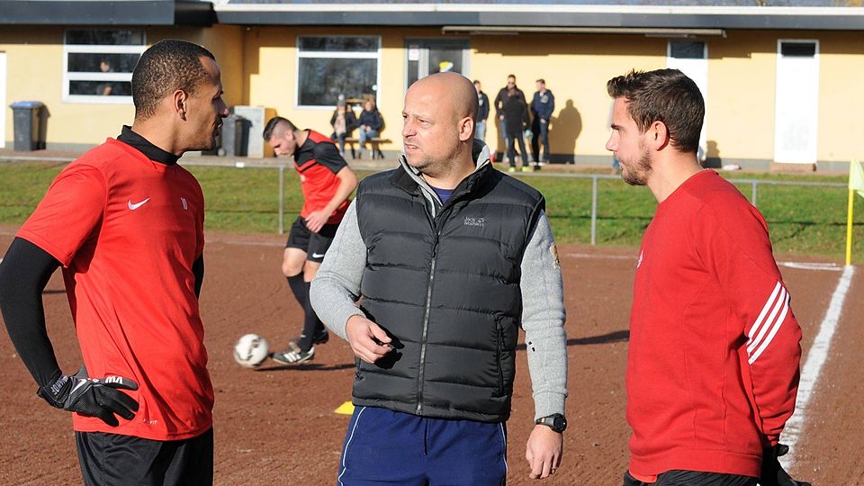 Letzte Anweisungen vor dem Spiel: Frank Laudwein im Gespräch mit Vincent Wick (links) und Maurice Kress. TV-Foto: Breit