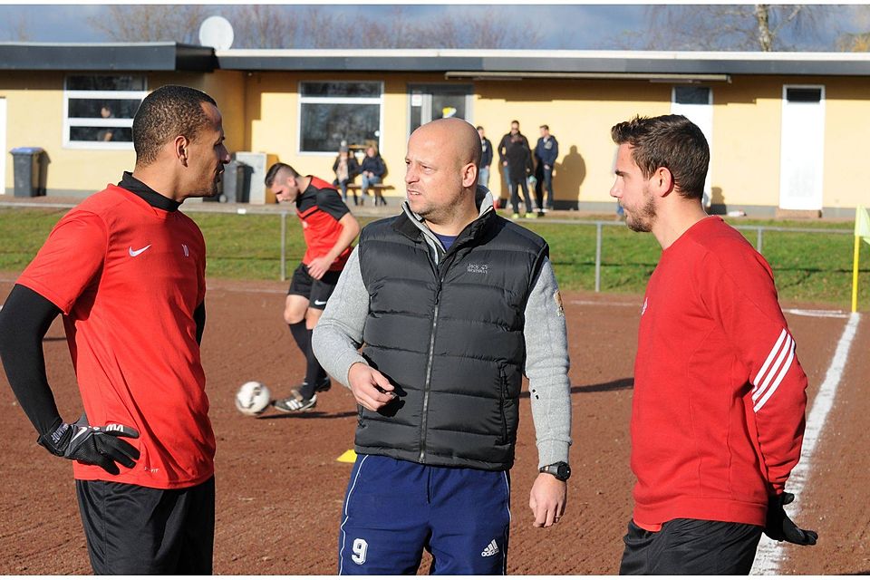 Letzte Anweisungen vor dem Spiel: Frank Laudwein im Gespräch mit Vincent Wick (links) und Maurice Kress. TV-Foto: Breit