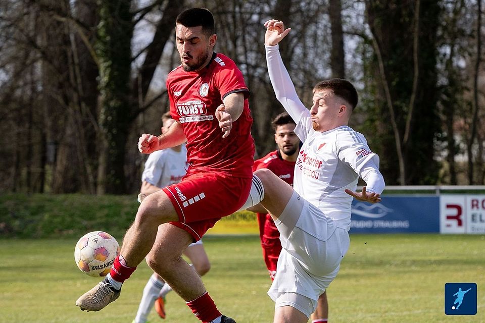 Dreh-und Angelpunkt im Straubinger-Mittelfeld: Spielertrainer Asllan Shalaj (in rot) wusste im Spitzenspiel gegen den FC Ergolding erneut zu überzeugen