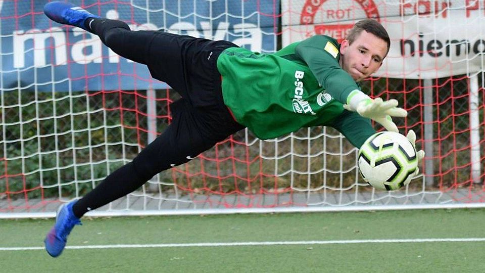 Torwart im Überraschungsteam der Fußball-Kreisoberliga: Julian Schneider von Rot-Weiß Walldorf II. 	Foto: Uwe Krämer