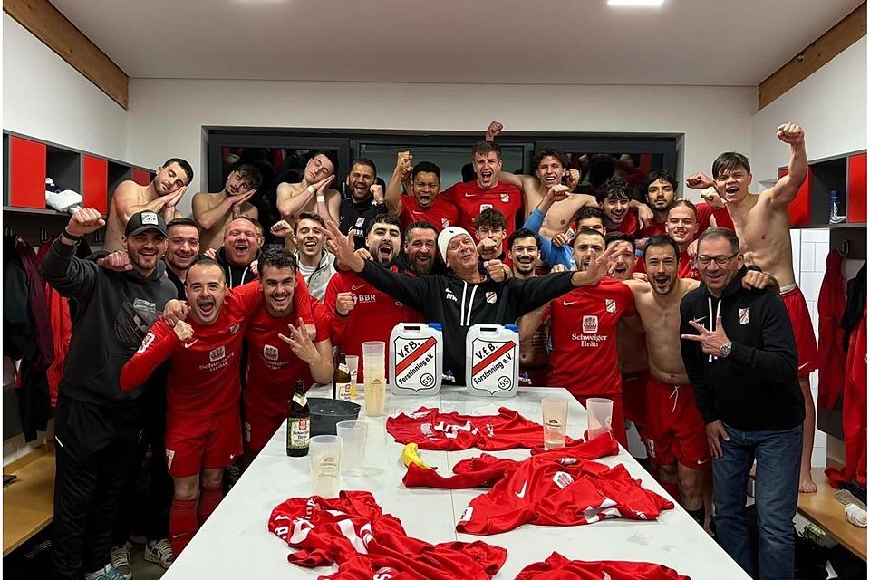 Kabinenparty beim VfB: Forstinning feiert den Aufstieg in die Landesliga.
