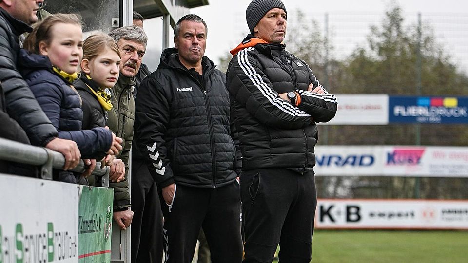 Kontinuität auf der Trainerbank: Die Gebrüder Klaus (Erster und Zweiter von rechts) bleiben dem SV Lauterhofen auch in der Saison 2026/27 erhalten.