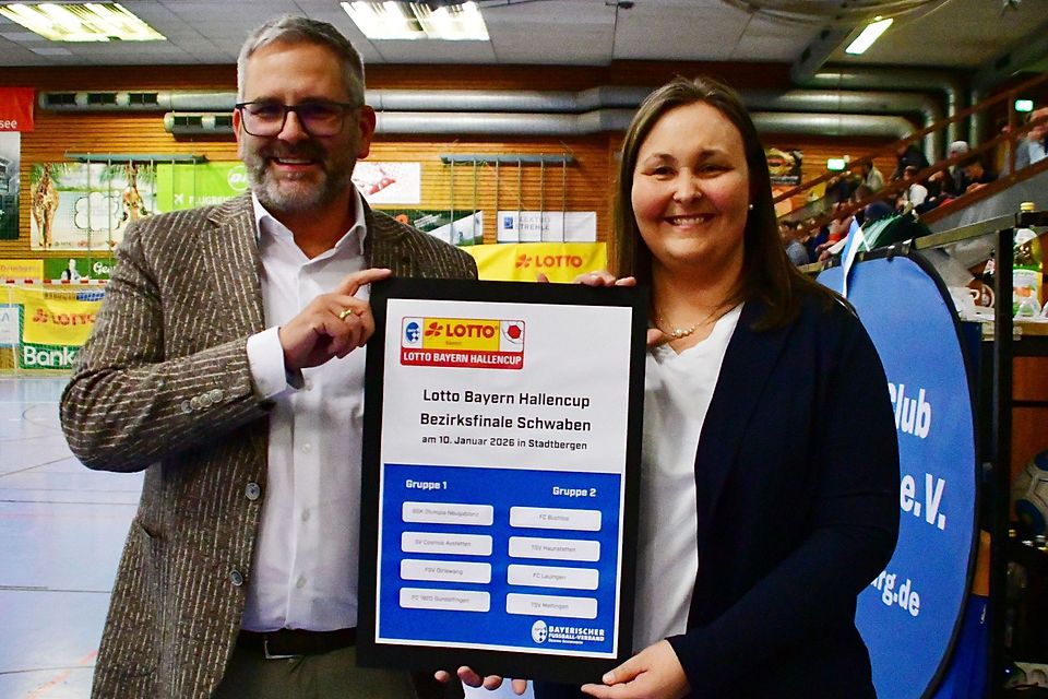 Bezirks-Spielleiter Matthias Lingg und Schwabens Fußball-Chefin Sabrina Hüttmann präsentieren die Gruppeneinteilung für die schwäbische Endrunde am 10. Januar.