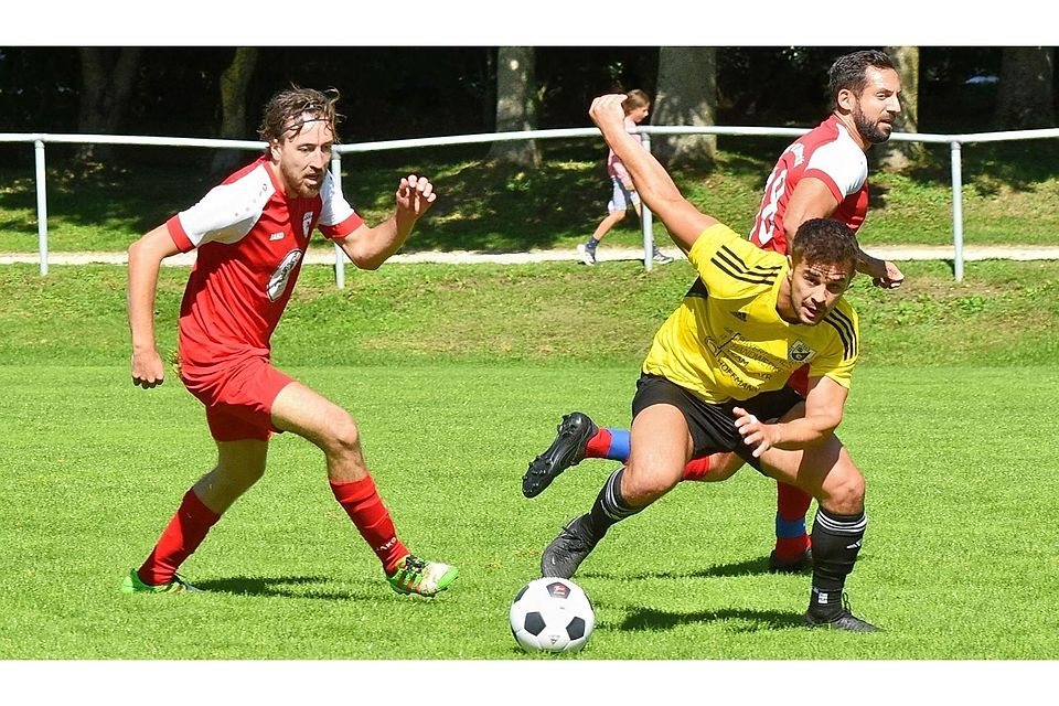 Die SpVgg Wildenroth (in Rot) im Spiel gegen den SC Schöngeising (gelbe Trikots).