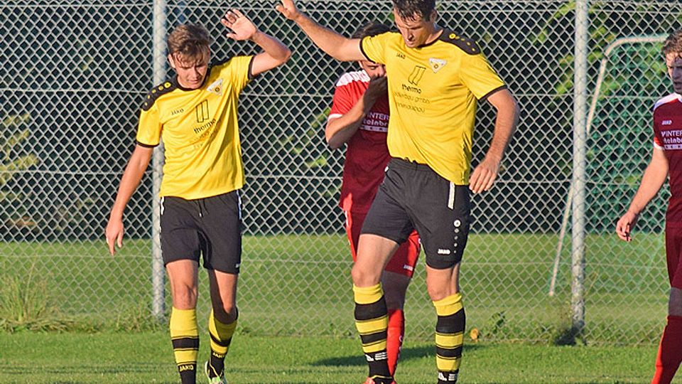 Johannes Kiechl und Nikola Cvetic (von links) trafen beim 2:0-Sieg des TSV Gersthofen im Totopokal-Viertelfinale beim FC Königsbrunn.  Foto: Oliver Reiser