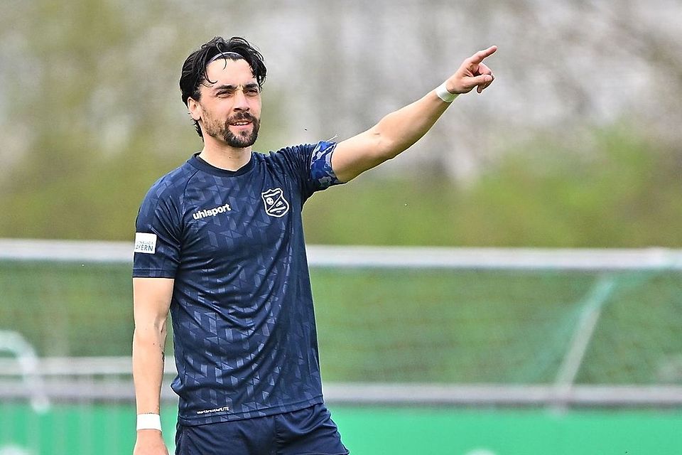 Zeigt die Richtung an: Unterhachings Markus Schwabl.