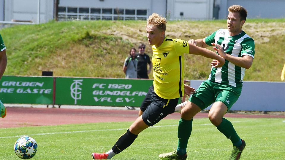 Im Testspiel sind der Gersthofer Ibrahim Neziri (links) und Gundelfingens Maximilian Braun diesmal noch Gegner, nächte Saison spielen sie gemeinsam für den FCG.