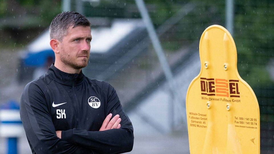 Klare Ansagen, kontrollierender Blick: Zum Trainingsauftakt hatte Sebastian Kneißl (37), der neue Chefcoach des SC Baldham-Vaterstetten, einiges mit seinen Mannen zu besprechen.