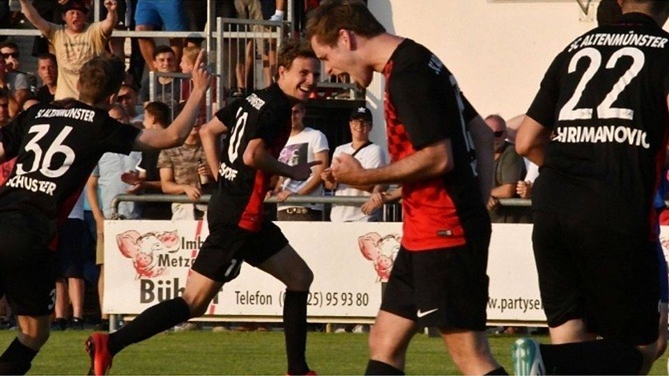 Nach seinem Traumtor drehte Dominik Osterhoff (Mitte) jubelnd ab. Sein SC Altenmünster kehrt nach sieben Jahren wieder in die Bezirksliga zurück.  F: Walter Brugger