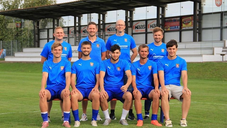 Hinten von links nach rechts: Sportvorstand Andreas Holzner, Abteilungsleiter Martin Aich, Cheftrainer Christian Kagerer und Co-Spielertrainer Maximilian Ginghuber. Die Neuzugänge, sitzend von links nach rechts: Alex Spinngruber, Julian Maierhofer, Jamal Salaho, Danny Haderlein und Nikola Jurakic