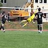 TSV Peißenberg vs. SC Pöcking_gleich schlägt's wieder ein: Keeper Thomas Höringer streckt sich vergebens -0:3, Hannes Kunterweit (4) und Eleftherios Caci (6) können nur staunend zusehen_20260822_KK3_akFußball, Kreisklasse 3, TSV Peißenberg vs SC Pöcking 1:5, 22.8.2026, Kreis Zugspitze.