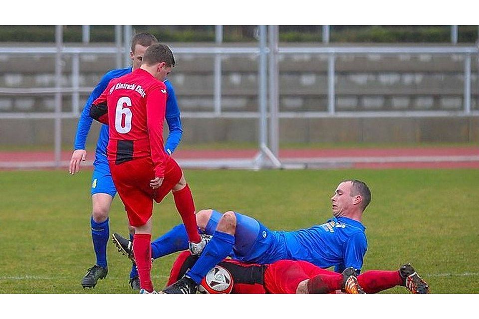 Haldensleben (in blau) musste sich der Eintracht aus Elster knapp geschlagen geben.                 F: Mario Keilwitz