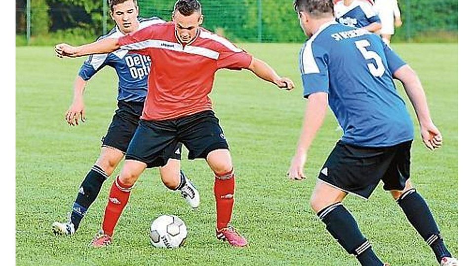 Kein Durchkommen: die Wiefelsteder (in rot) siegten gegen den SV Ofenerdiek (in blau) mit 3:0. Matthias Hollmann