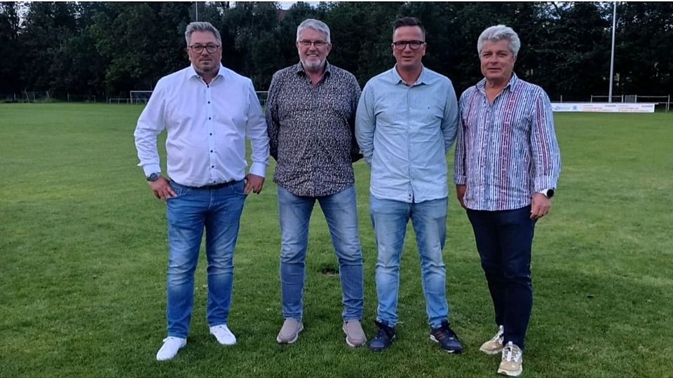 (von links): Patrick Dietrich (Abteilungsleiter FSV Weiler zum Stein), Martin Salwey, Thomas Weiland, Steffen Lindacher (Abteilungsleiter TSV Leutenbach)