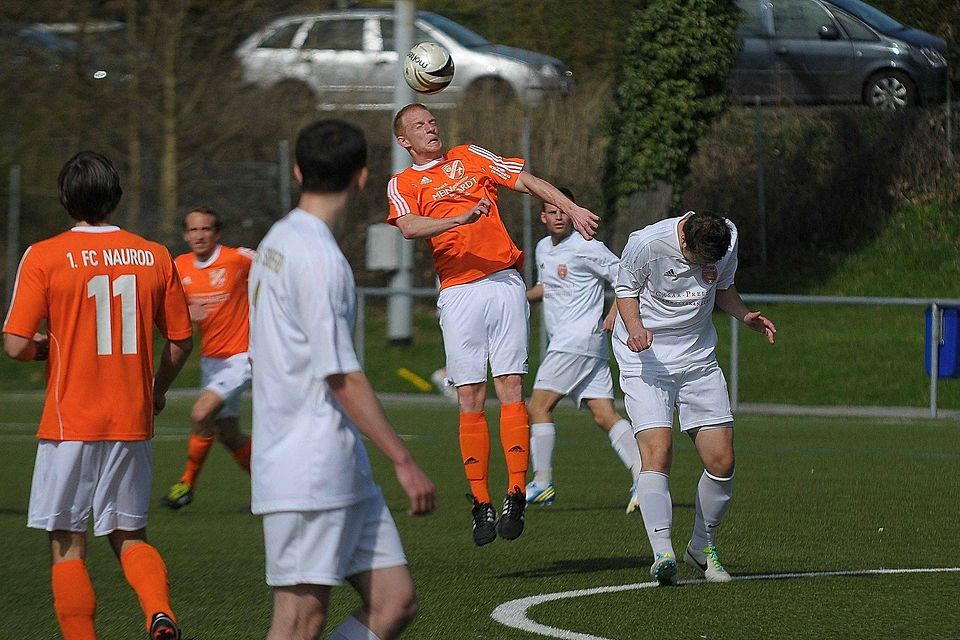 Tobi Schuberth, hier beim Derby gegen Sonnenberg mit Lufthohheit, sicherte dem FC Naurod kurz vor Schluss den Sieg gegen Meso. Archivfoto: Klein
