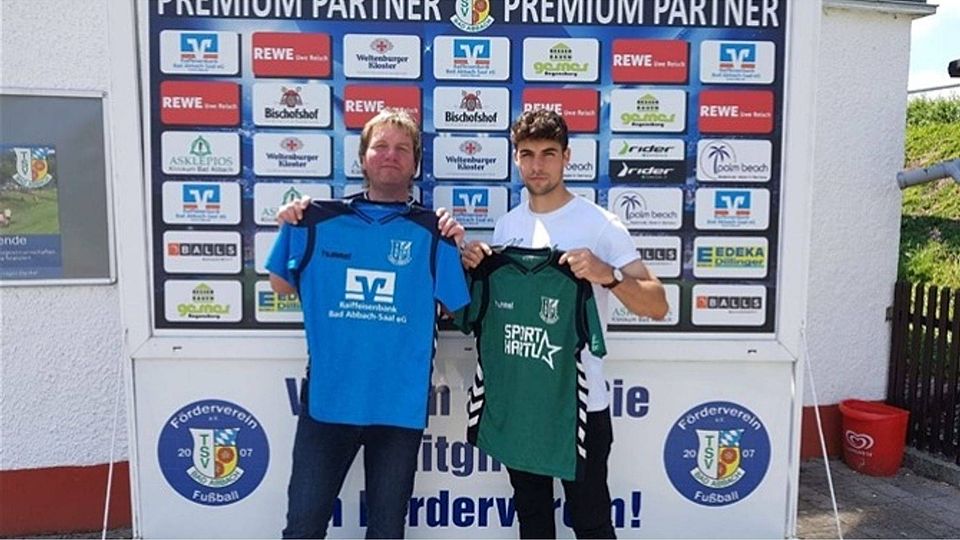 Bad Abbachs Sportlicher Leiter Dietmar Beyer bei der Vorstellung von Neuzugang Kai Roob. Foto: Beyer