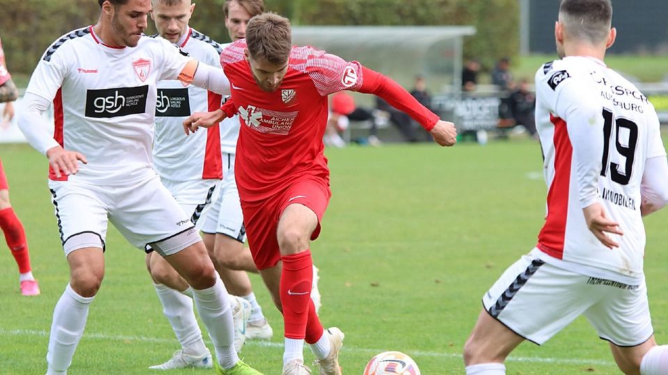  Heimstettens Simon Werner, hier im Zweikampf gegen Türk Spor, traf gegen Schwaben Augsburg. (Fotoarchiv)