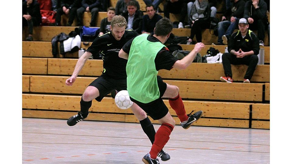 Nur den Ball im Blick: Der Zornheimer Florian Marschall (links) lässt sich beim 4:0-Erfolg über Vitesse Mayence von nichts, auch nicht vom Gegenspieler ablenken.