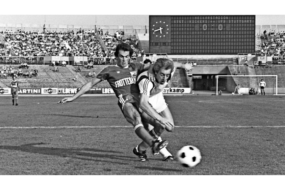 VfB gegen Kickers, Zweitligaderby 1976 (2:1): Hitzfeld trennt Dollmann (re.) vom Ball. Foto:Baumann