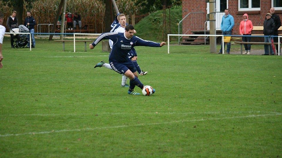 Timo Fischer traf zweimal zum wichtigen und überraschenden A/O-Auswärtssieg in Mulsum.