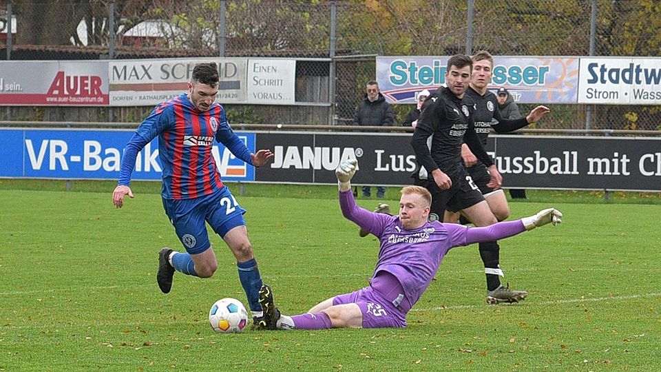 Eine Fußspitze zu kurz geriet die Rettungsaktion von Eber-Keeper (lila) Marinus Pohl beim 1:0 durch Dorfens (li.) Alios Eberle.