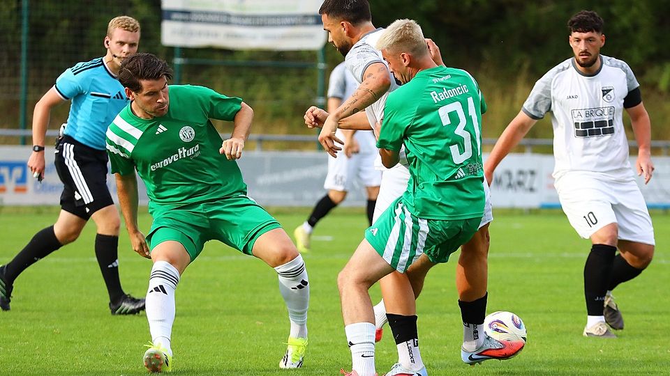 Trotz gut dreiviertelstündiger Unterzahl feierte Bayernligist Fortuna Regensburg (in Grün) beim FC Tegernheim einen klaren Testspielsieg.