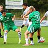 Trotz gut dreiviertelstündiger Unterzahl feierte Bayernligist Fortuna Regensburg (in Grün) beim FC Tegernheim einen klaren Testspielsieg.