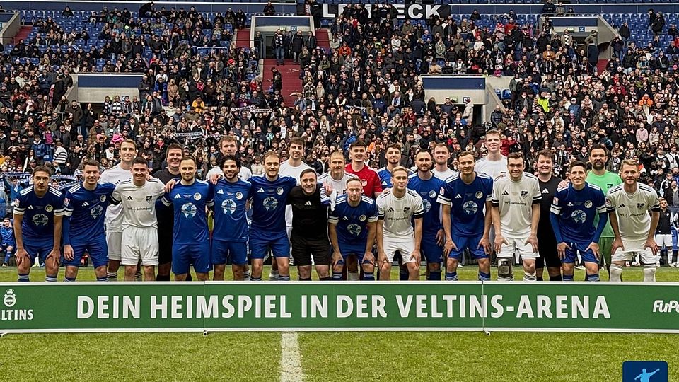 Das beeindruckende Pre-Game-Mannschaftsfoto beider Teams mit einer beeindruckenden Zuschauerkulisse im Hintergrund!