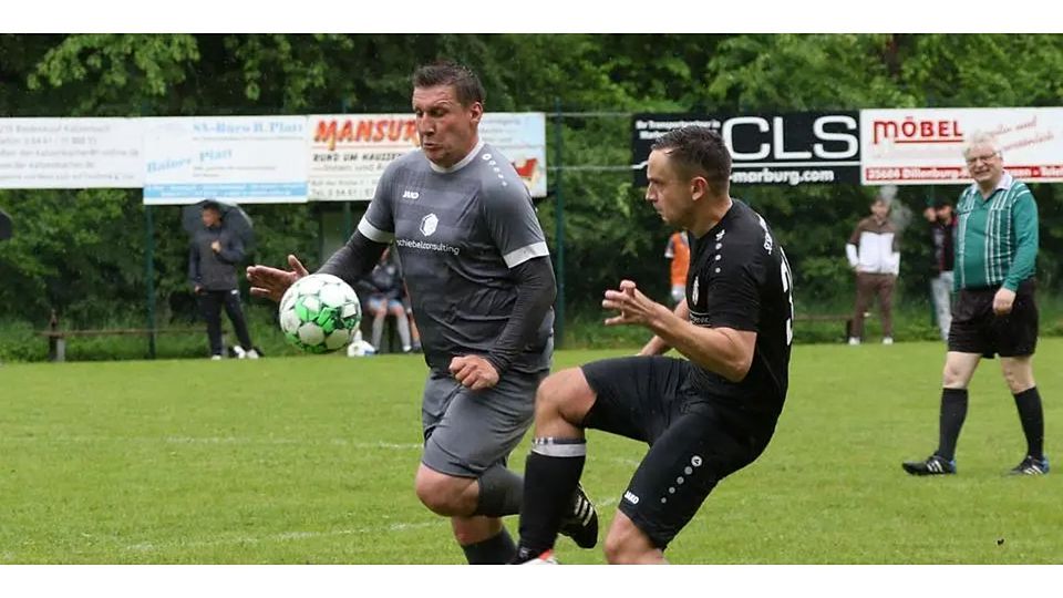 Dirk Niedernhöfer (links) hat die SG Obere Lahn in der Saison zur B-Liga Meisterschaft geführt. Hier setzt er sich beim entscheidenden Kräftemessen mit Silberg/Eisenhausen II gegen Janik Riffert durch. Nun soll der 38-Jährige die SG Holzhausen/Hommertshausen als Spielertrainer zu neuer Blüte führen. Dirk Niedernhöfer (links) hat die SG Obere Lahn in der Saison zur B-Liga Meisterschaft geführt. Hier setzt er sich beim entscheidenden Kräftemessen mit Silberg/Eisenhausen II gegen Janik Riffert durch. Nun soll der 38-Jährige die SG Holzhausen/Hommertshausen als Spielertrainer zu neuer Blüte führen. © Jens Schmidt