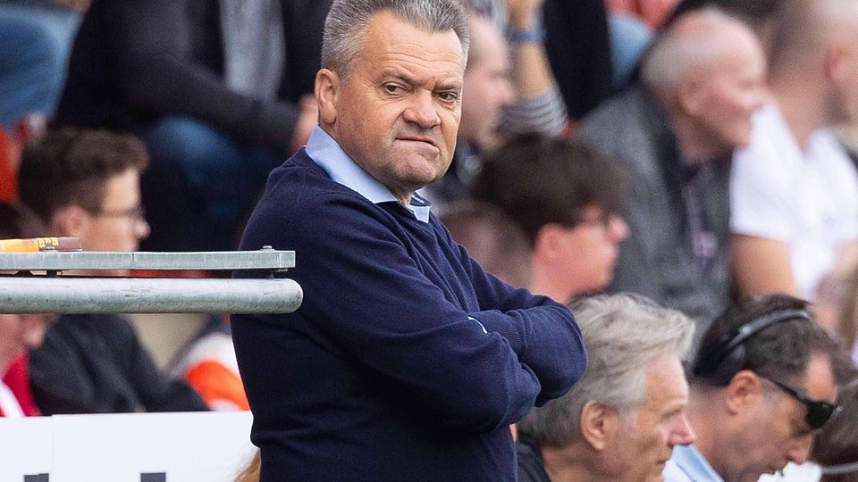 Angespannt, aber nicht schwer beunruhigt: Haching-Boss Manni Schwabl.