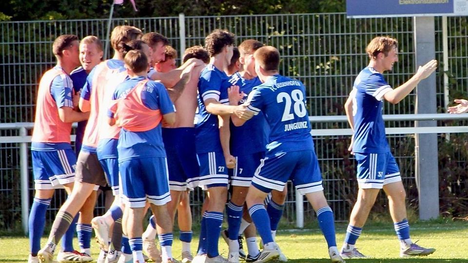 Und dann ist der Ball doch noch im Tor: Deisenhofen feiert den Siegtreffer gegen Heimstetten in der Nachspielzeit.