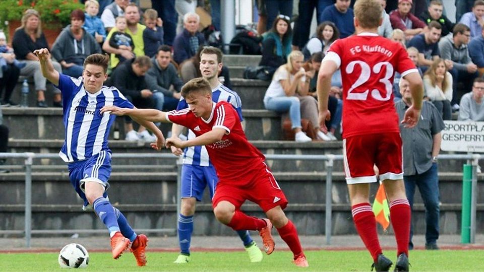 Der TuS Immenstaad (links, am Ball) setzt sich im Derby gegen den FC Kluftern durch. Foto: Peter schlefsky