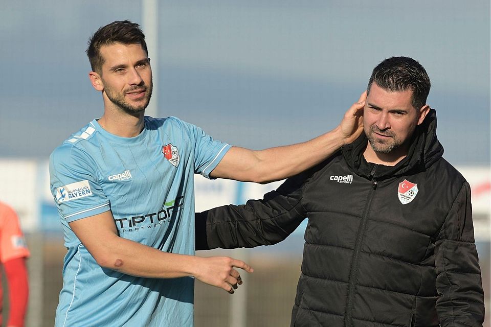 Fatjon Celani (l.) und Alper Kayabunar (r.) hoffen, für die Partie gegen Wacker Burghausen ein Stadion zu finden.