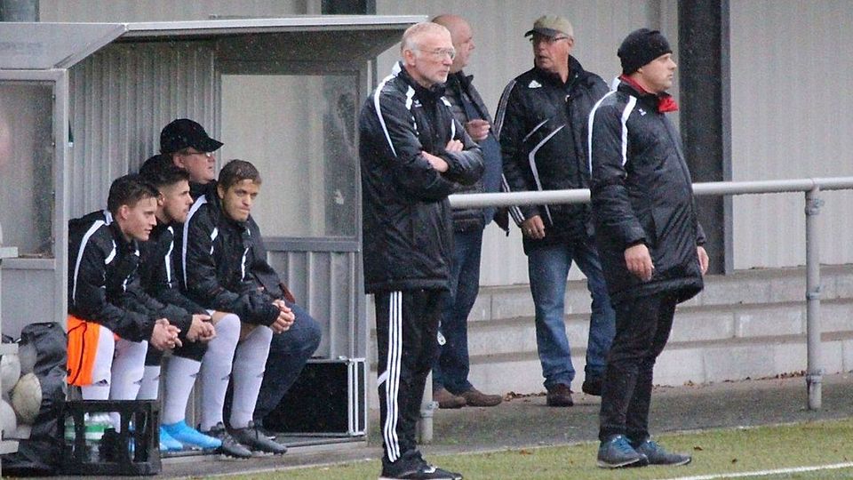 Klaus Borschel (Mitte) coachte den SV Hüsten 09 bereits vonn 2018 bis 2020 (Archivfoto).