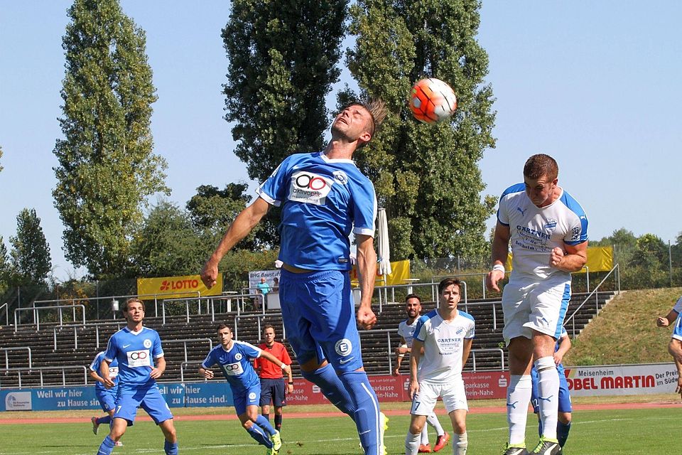 Kopfballstark: Jörg Cevirmeci (blaues Trikot, Mitte) verlängert gegen Jahn Zeiskam einen Eckball.	Foto: Mario Luge