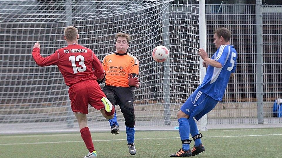 Den dritten Treffer knapp verpasst: Medenbachs Sascha Noble (links) zielt gegen TB Rambach knapp daneben. Foto: Tom Klein