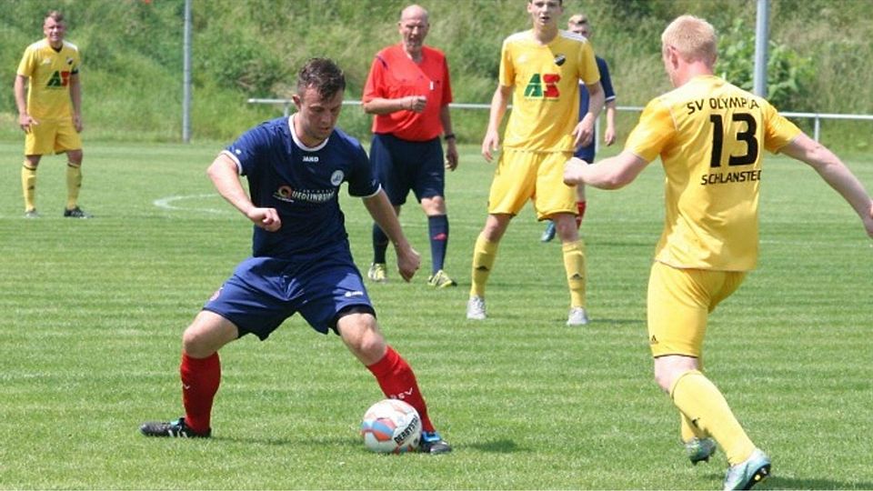 Sebastian Stosch (in blau) spielt ab sofort für den FC Einheit Wernigerode.                        F: Dalibor