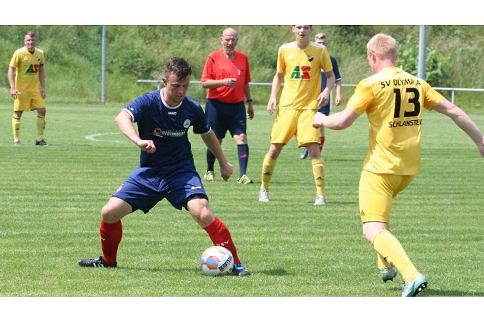 Sebastian Stosch (in blau) spielt ab sofort für den FC Einheit Wernigerode.                        F: Dalibor