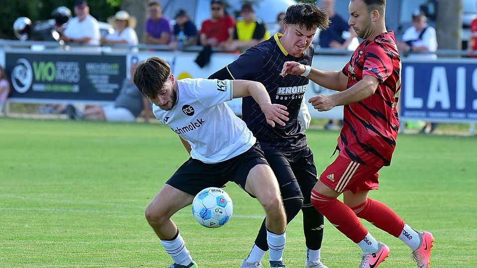 Keinen Sieger gab es im Duell der Aufstiegsrunde zwischen dem SV Hartheim-Bremgarten (in rot und in der Mitte mit Keeper Finn-Luca Braun) und dem FC Emmendingen (in weiß). 