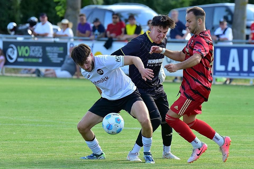 Keinen Sieger gab es im Duell der Aufstiegsrunde zwischen dem SV Hartheim-Bremgarten (in rot und in der Mitte mit Keeper Finn-Luca Braun) und dem FC Emmendingen (in weiß). 