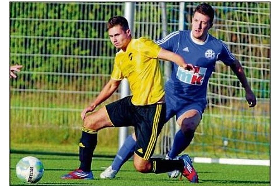 Das Nachsehen hatten Tim Kitz (rechts) und der SV Bergheim bei der 0:7-Pokalpleite gegen Christoph Meurer und den 1. FC Spich. FOTO: Henry Das Nachsehen hatten Tim Kitz (rechts) und der SV Bergheim bei der 0:7-Pokalpleite gegen Christoph Meurer und den 1. FC Spich. FOTO: Henry