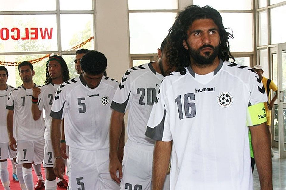 Ein unbeschreibliches Gefühl: Djelaludin Sharityar (re.) führt sein Nationalteam als Kapitän aufs Feld. F: privat