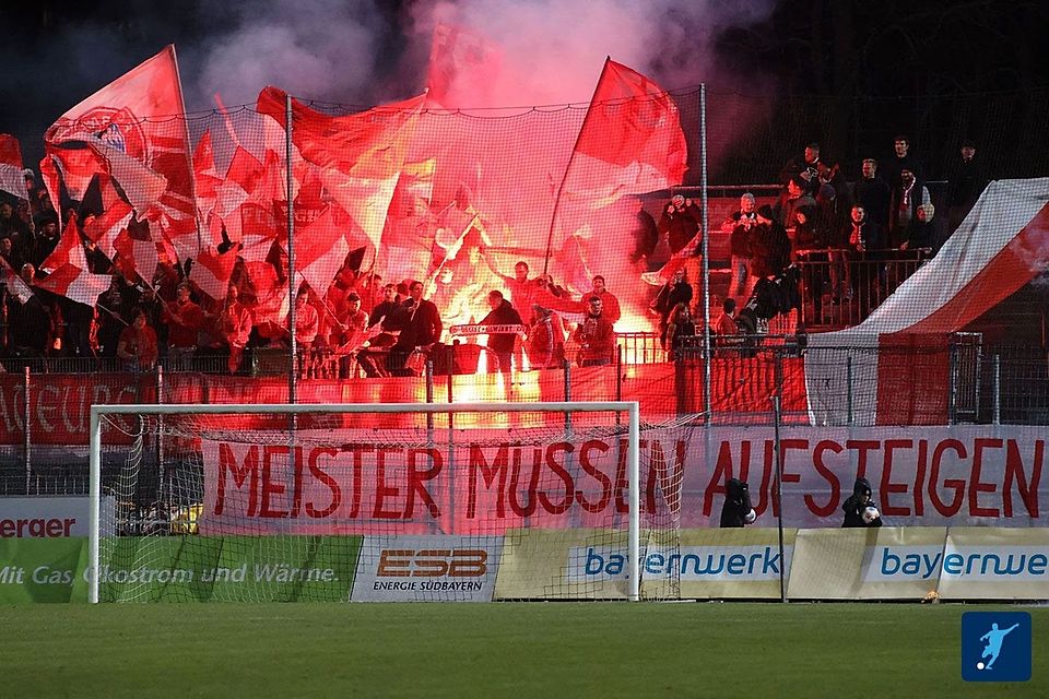 Die Bayern-Fans brannten in Burghausen wieder ein Feuerwerk ab.