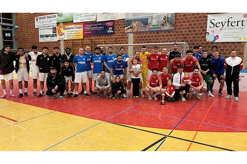 So sehen Sieger aus: Der FC Fürth hat im zehnten Anlauf das eigene Reinhold-Unrath-Gedächtnisturnier gewonnen. Foto: Eric Hartmann So sehen Sieger aus: Der FC Fürth hat im zehnten Anlauf das eigene Reinhold-Unrath-Gedächtnisturnier gewonnen. Foto: Eric Hartmann