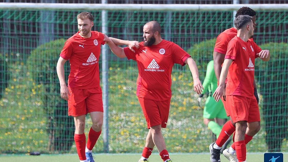 Daniel Rudi (links) vom Türkischen SV war gegen Bierstadt nicht zu bremsen.