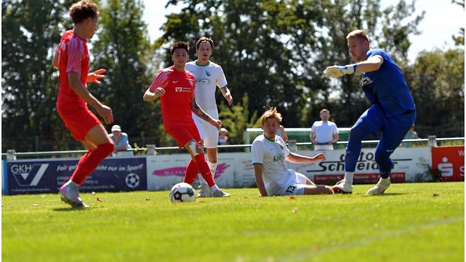 Am dritten Spieltag der Fußball-Gruppenliga traf Luca Sielmann (links) zum 1:0 beim 2:1-Sieg seines FC Fürth beim VfR Fehlheim (Torhüter Kevin Darmstädter). Im Rückspiel hieß es 2:2, am Dienstag kommt es nun im Pokal-Halbfinale zum dritten Duell der Saison zwischen beiden Mannschaften. (Archiv)	Foto: Dagmar Jährling