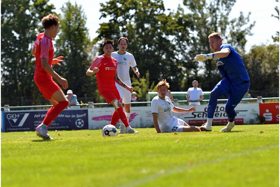 Am dritten Spieltag der Fußball-Gruppenliga traf Luca Sielmann (links) zum 1:0 beim 2:1-Sieg seines FC Fürth beim VfR Fehlheim (Torhüter Kevin Darmstädter). Im Rückspiel hieß es 2:2, am Dienstag kommt es nun im Pokal-Halbfinale zum dritten Duell der Saison zwischen beiden Mannschaften. (Archiv)	Foto: Dagmar Jährling