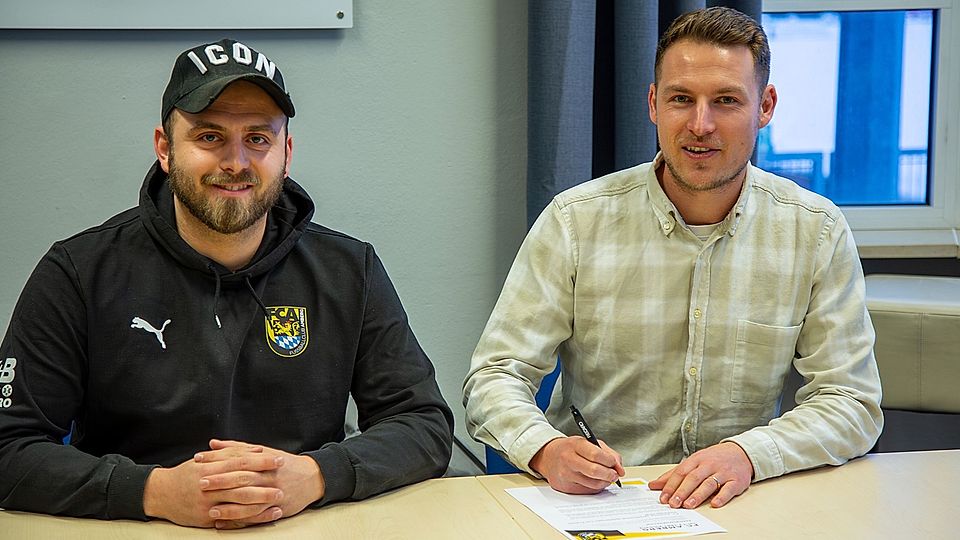 Die Tinte ist trocken: Sportlicher Leiter Roman Reinhardt (links) stellt Neuzugang Matthias Graf vor.