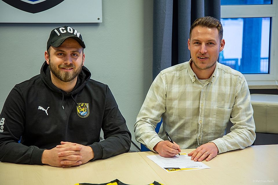 Die Tinte ist trocken: Sportlicher Leiter Roman Reinhardt (links) stellt Neuzugang Matthias Graf vor.